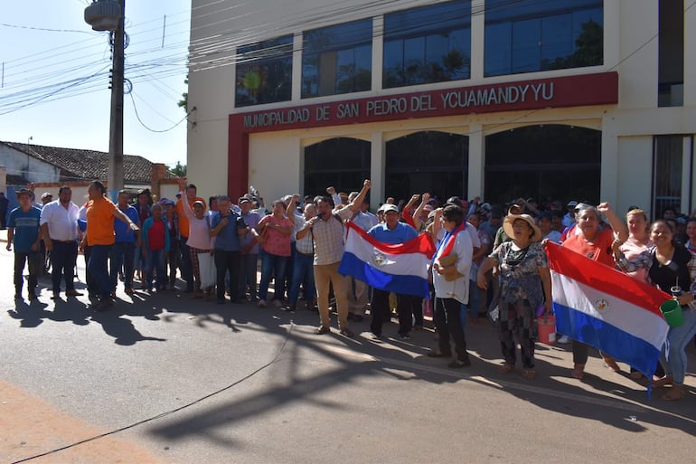 Ciudadanos de San Pedro de Yvuamandyyú tomaron el edificio municipal para exigir la renuncia del administrador municipal.