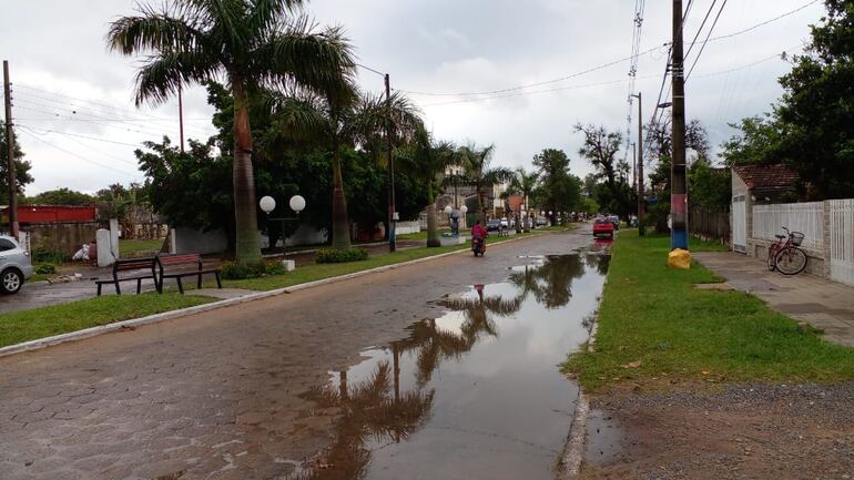 La lluvia vino acompañada de granizos, duró poco pero dejó charcos. 