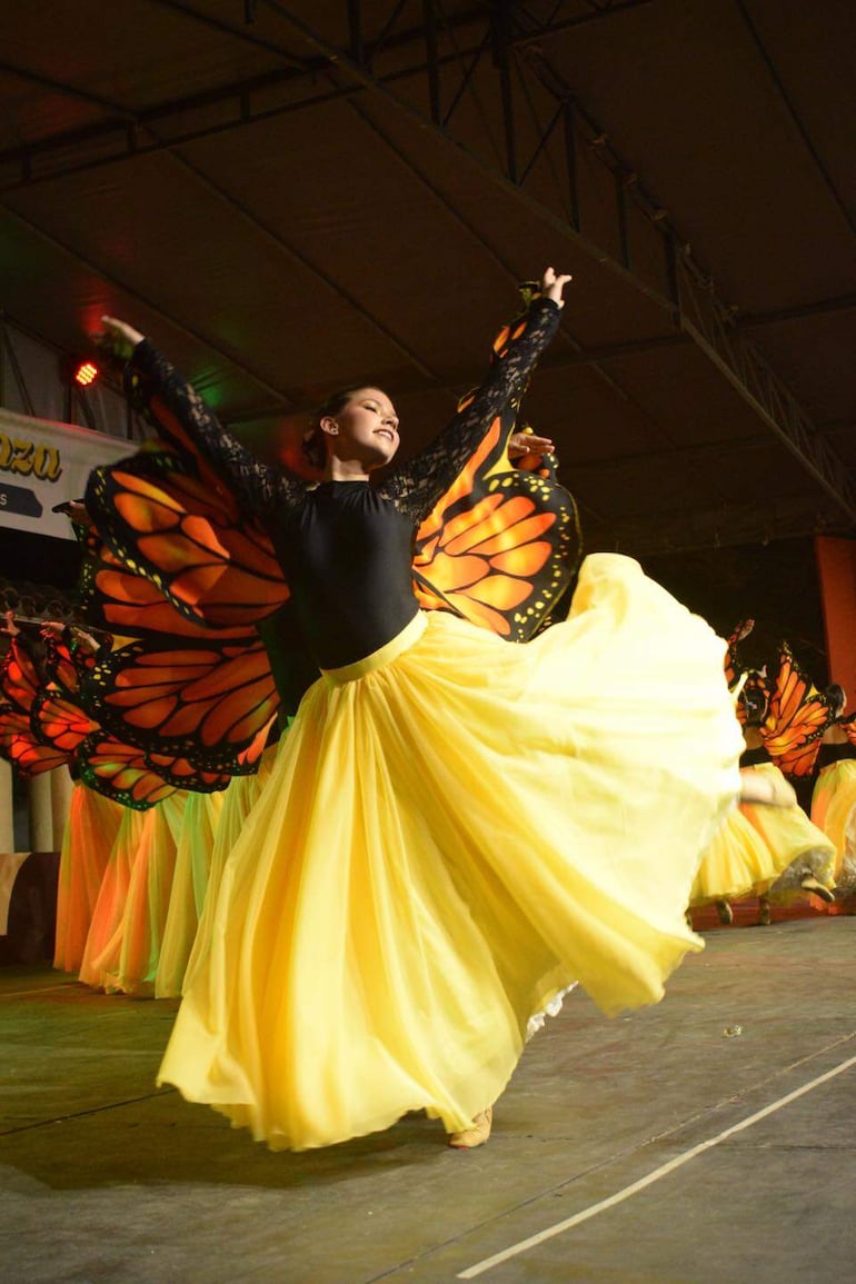 Una hermosa presentación en el Festival del Lago Ypacaraí. 