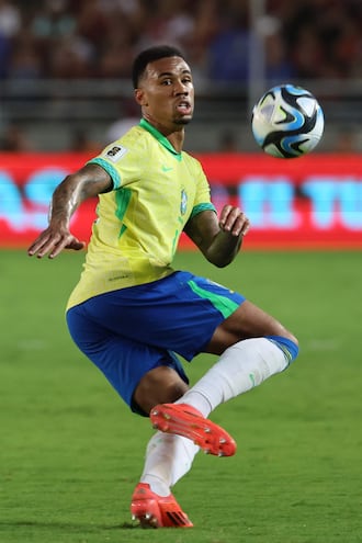 AMDEP9689. MATURÍN (VENEZUELA), 12/11/2024.- Gabriel Magalhães de Brasil controla el balón ante Venezuela, este jueves durante un partido de las eliminatorias sudamericanas al Mundial de Fútbol 2026, en el estadio Monumental, en Maturín (Venezuela). EFE/ Miguel Gutiérrez
