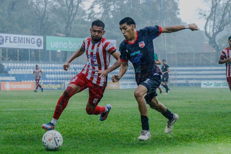 Óscar Copare de Atlético Juventud intenta desbordar al defensor albirrojo, Derlis Villasanti. (Foto: APF)