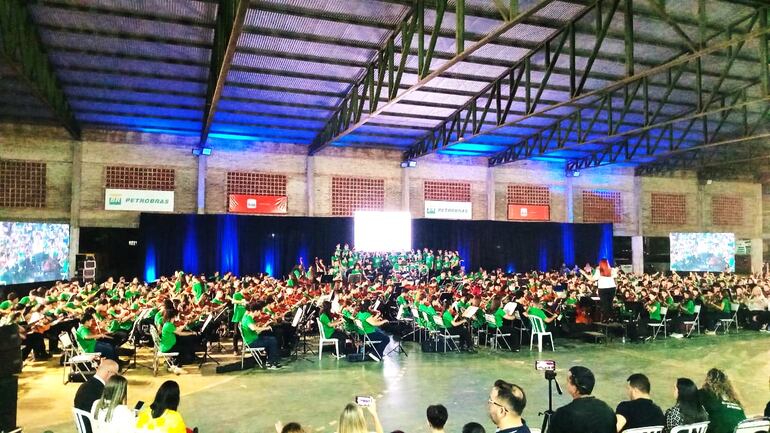 Seiscientos niños y adolescentes vibraron en el mega festival Suena Carapeguá.