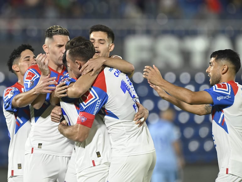 Los jugadores de Cerro Porteño celebran el gol de Claudio Aquino en el partido contra Resistencia por la cuarta fecha del torneo Clausura 2023 del fútbol paraguayo.