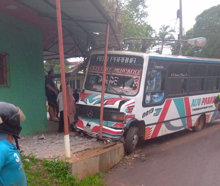 El bus chatarra terminó impactando contra una vivienda.