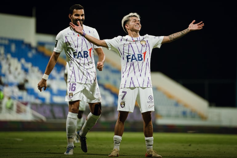 El paraguayo Matías Segovia (d), jugador de Al Ain, celebra un gol en el partido de la Copa Presidente de Emiratos Árabes Unidos 2024-2025.