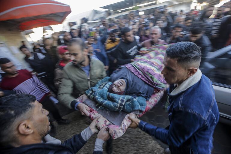 Una mujer herida en un bombardeo israelí en Al Bureij es trasladada a recibir atención médica, este domingo.