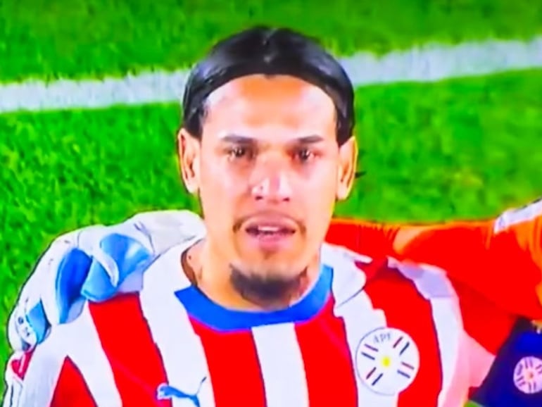 Gustavo Gómez, jugador de la selección de Paraguay, llora en la entonación del himno nacional en el partido frente a Venezuela por la fecha 10 de las Eliminatorias Sudamericanas 2026 en el estadio Defensores del Chaco, en Asunción, Paraguay.