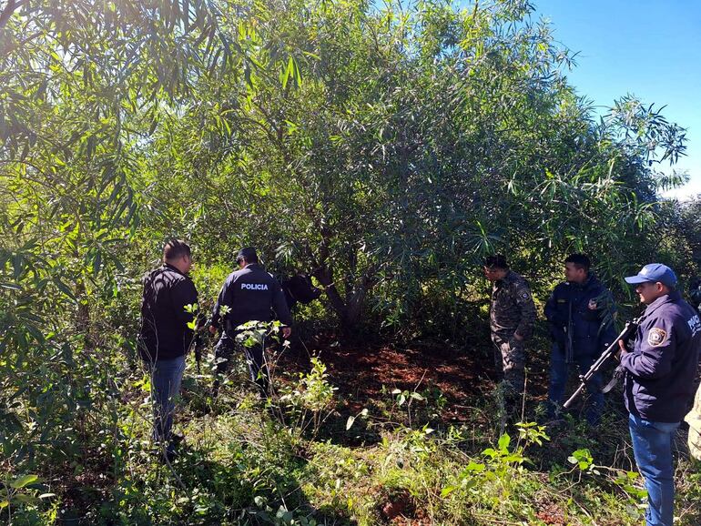 
La comitiva policial pudo localizar  el lugar mediante las pisadas del ganado 