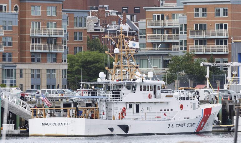 Guardia costera de Estados Unidos buscan al explorador submarino que se perdió ayer. (EFE)