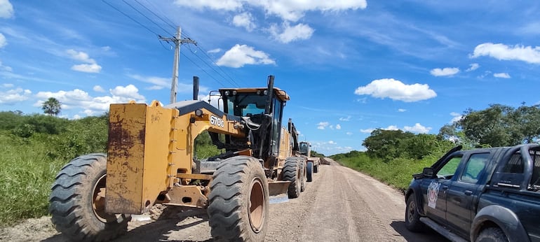 Maquinas pertenecientes a la Gobernación realizando reparación del camino a Bahía Negra.