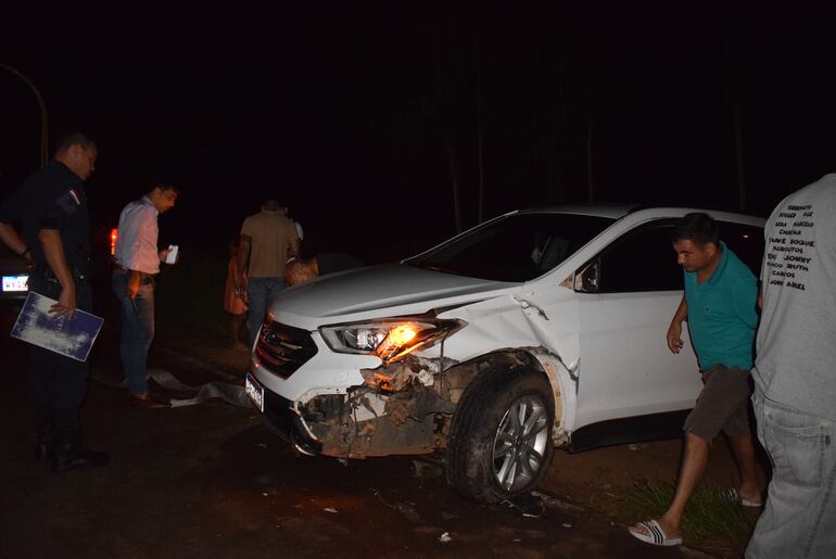 La camioneta Hyundai tras el impacto quedó a un costado de la ruta Carapeguá- Acahay.