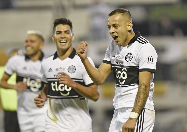 El volante Luis de la Cruz, quien se estrenó   anoche con la casaca de Olimpia, marcó el segundo gol franjeado y lo festejó con euforia. A su lado, Brian Montenegro, quien anotó el primero del Decano.