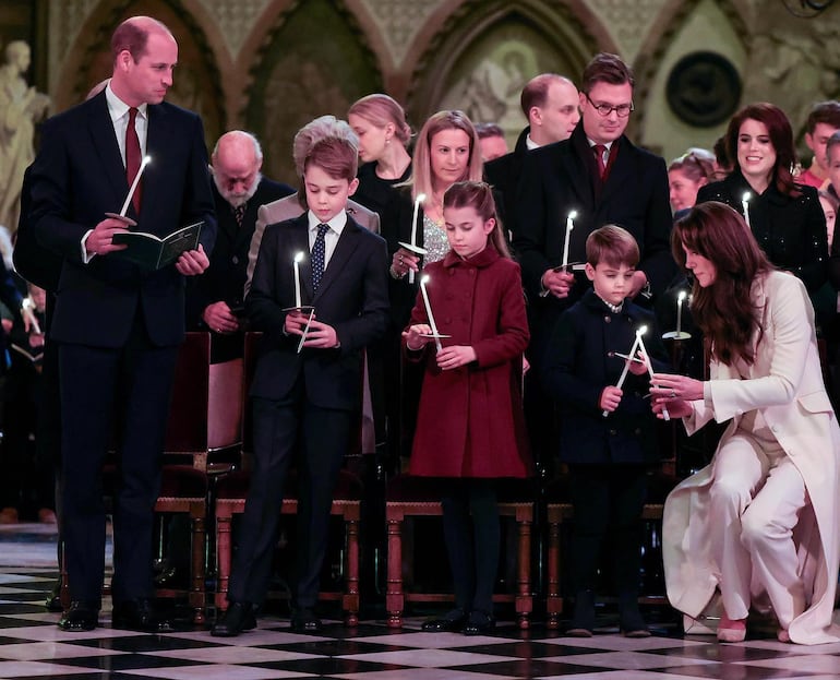 Guillermo y Kate con sus hijos durante el servicio especial de villancicos en Westminster Abbey. (Instagram/The Prince and Princess of Wales)