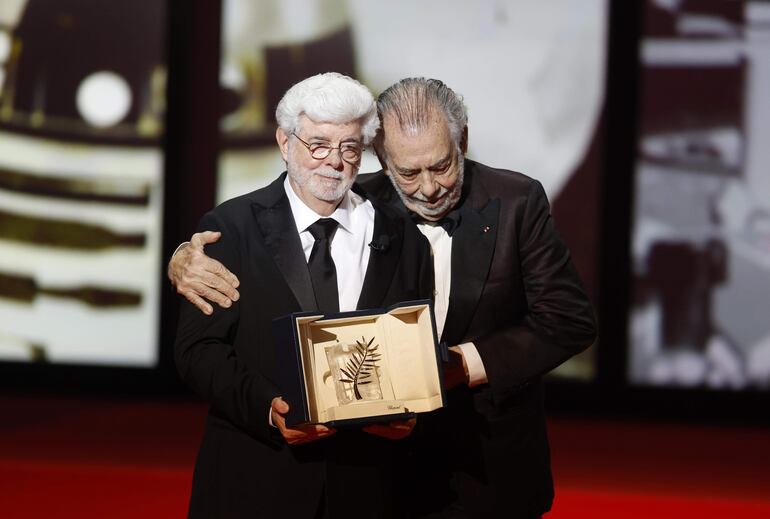 George Lucas posa con su Palma de Oro de Honor y recibe el abrazo de su amigo, el cineasta Francis Ford Coppola.
