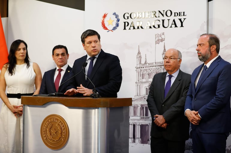 AME5139. ASUNCIÓN (PARAGUAY), 07/11/2024.- Desde la izquierda, Claudia Centurión, ministra de Obras Públicas; Rubén Ramírez Lezcano, canciller de Paraguay; Javier Giménez, ministro de Industria y Comercio de Paraguay; Mauro Vieira, canciller de Brasil, y Alexandre Silveira de Oliveira, ministro de Minas y Energía de Brasil, participan durante una conferencia de prensa, este jueves en la Residencia Presidencial, en Asunción (Paraguay). Paraguay y Brasil acordaron un cronograma de reuniones para acelerar las negociaciones sobre la revisión del Anexo C que establece las bases financieras de la hidroeléctrica binacional de Itaipú con miras a concluir un acuerdo en diciembre de este año. EFE/ Juan Pablo Pino
