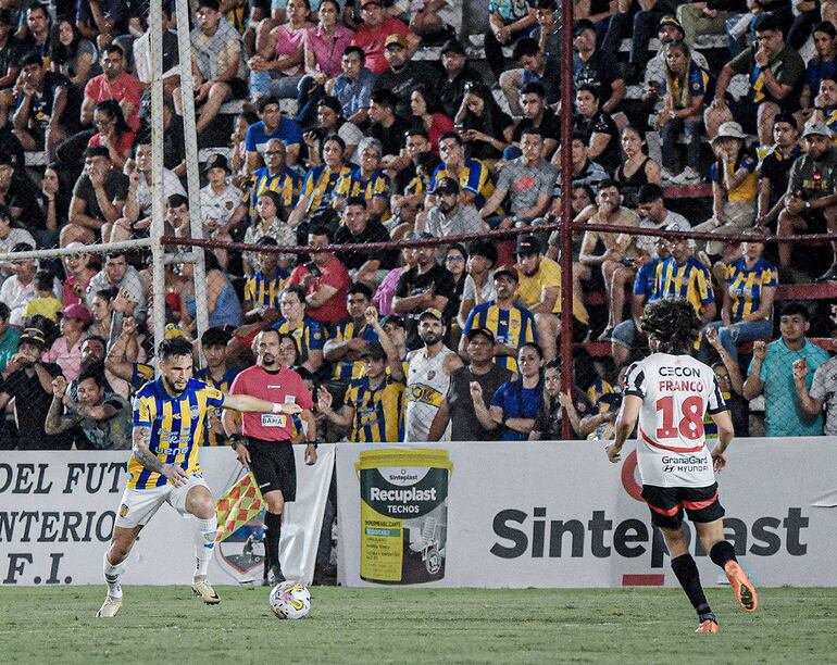 El lateral auriazul Rodrigo Alborno (31 años) intenta dominar el balón ante la presencia de Iván René Franco (24).