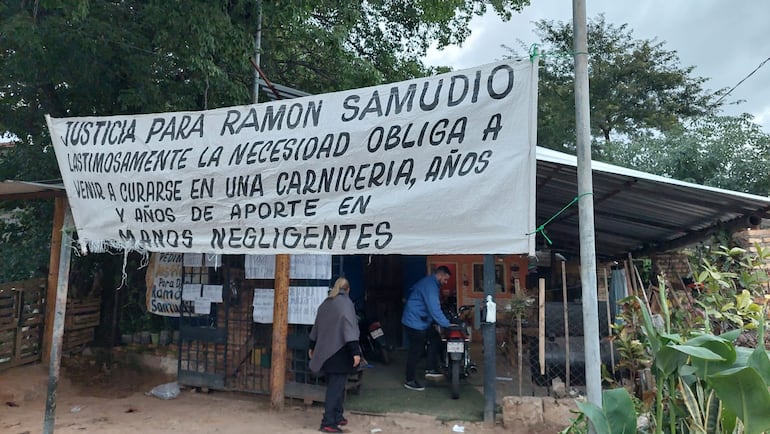 Amigos y familiares de Ramón Samudio se manifestaron frente a la vivienda para pedir justicia.