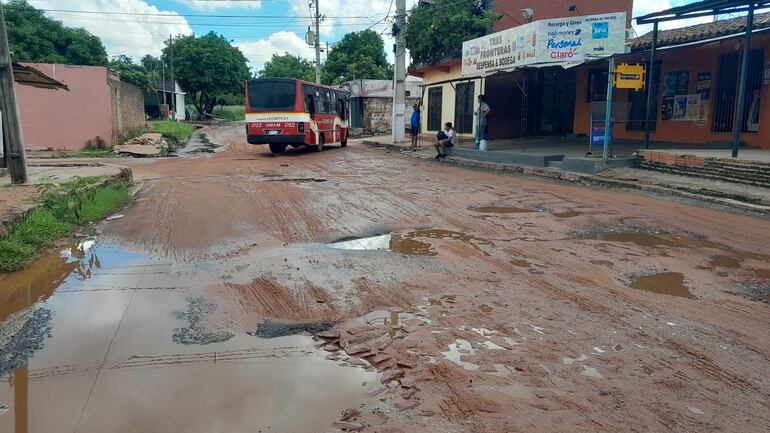 Estado deplorable de la calle Silvio Ovelar y Santa Rosa, límite entre San Antonio y Ñemby.