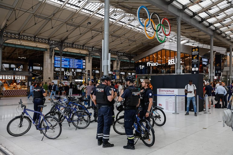 La policía francesa patrulla la estación Gare du Nord en París. 