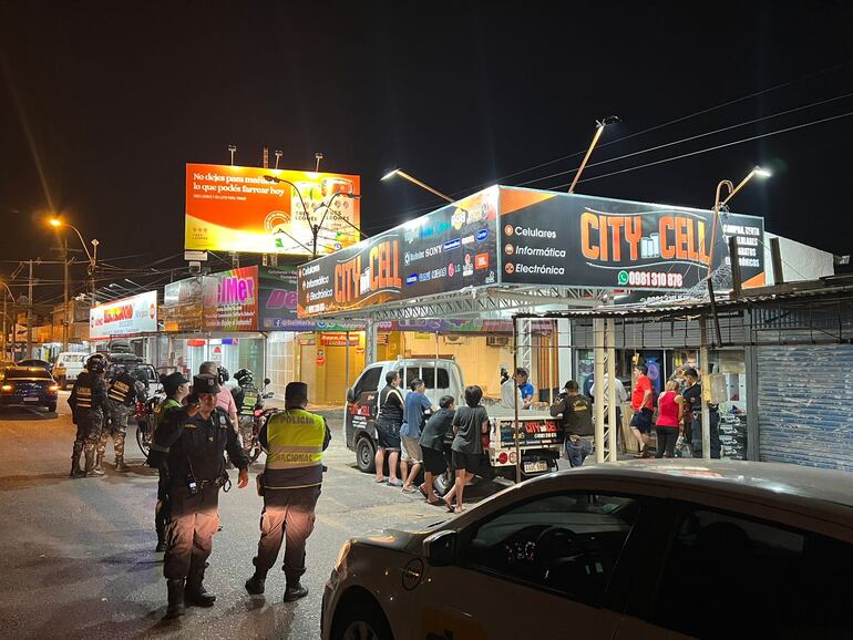 Procedimiento policial tras el robo en el local "City Cell" registrado durante la madrugada del 22 de junio.