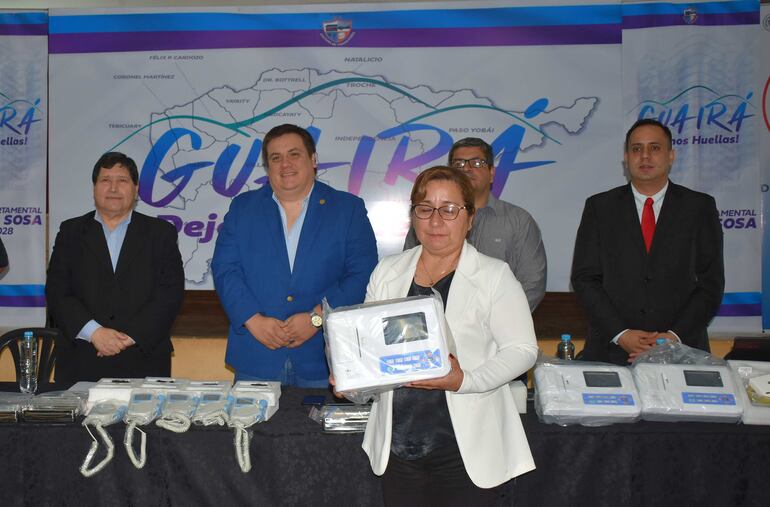 Entrega de insumos y equipos para los consejos locales de salud de Guairá a cargo de las autoridades departamentales.