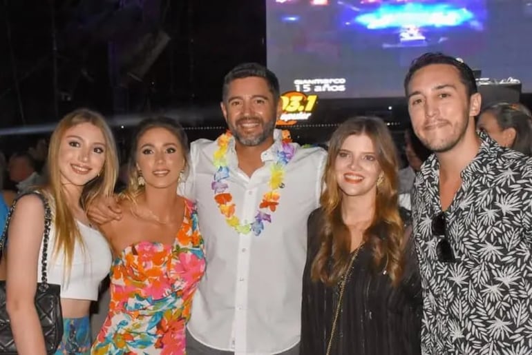 El vicepresidente de la República Pedro Alliana, su esposa la diputada Fabiana Souto junto  Sol Cartes y su marido Patrick Bendlin presentes en la fiesta de la Hawaiana de Pilar.