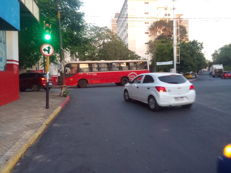 El ómnibus "chatarra" de la Línea 27 bloqueó la bocacalle de Luis Alberto de Herrera, en su intersección con Brasil, obligando a los automovilistas a desviarse de su trayecto.