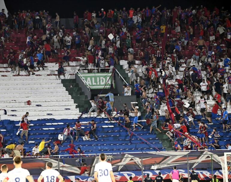 El encuentro Cerro Porteño-2 de Mayo PJC fue suspendido a causa de los incidentes que hicieron los barras bravas del Ciclón en Gradería Norte. UNA VERGÜENZA PARA EL DEPORTE