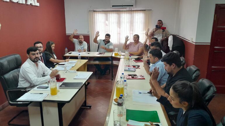 Sesión ordinaria de la Junta Municipal de Ñemby del lunes último cuando por unanimidad se aprobó el pedido de intervención de la adminstración del intendente, Tomás Olmedo.