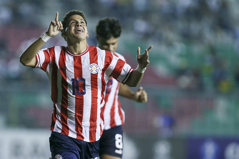 Los jugadores de la selección de Paraguay festejan un gol en el Sudamericano Sub 15.