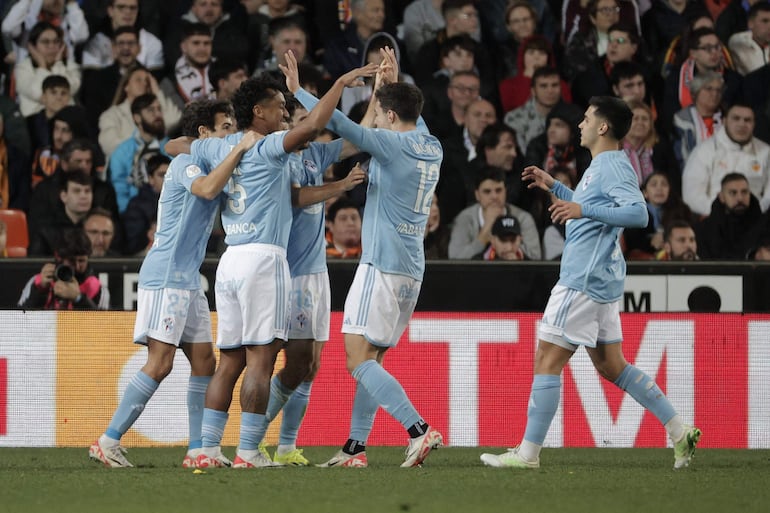 Los jugadores del Celta de Vigo celebran el tercer gol del equipo, conseguido por el griego Anastasios Douvikas (2d), durante el partido de los octavos de final de la Copa del Rey de fútbol que Valencia CF y Celta de Vigo disputan este miércoles en el estadio de Mestalla.