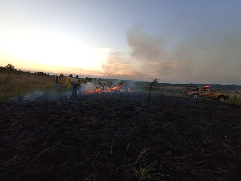 Bomberos forestales de Quiindy se declaran en emergencia por voraces incendios y piden apoyo.