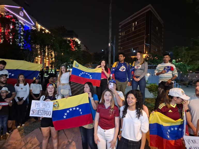 Venezolanos Asunción protesta