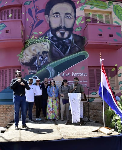 Los artistas que realizaron el mural y la escultura dedicada a Rafael Barrett durante la inauguración de la ruta pedagógica en Asunción.