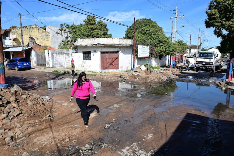 Tacuary y 32 Proyectada, es una esquina intransitable por su pésimo estado. La Municipalidad de Asunción tenía G. 15.000 millones de bonos para mejorar calles.