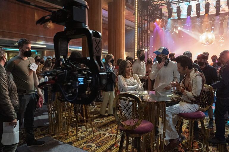 El director Andrés Baiz (i) filmando una escena entre Sofía Vergara, como Griselda, y Wilmer Calderón, como Johnny, para un episodio de 'Griselda', la serie de Netflix sobre la famosa narcotraficante colombiana. L