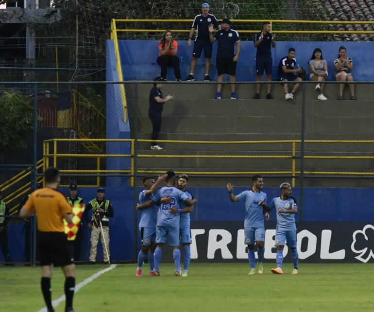 Jugadores de Resistencia celebrando el tanto de Rodrigo Ruiz Díaz, ante Trinidense.