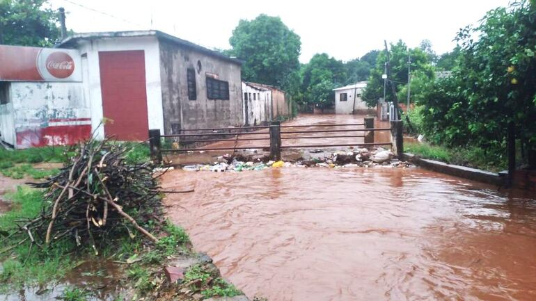 Inundación de viviendas por desborde de arroyo Capilla en Carapeguá.