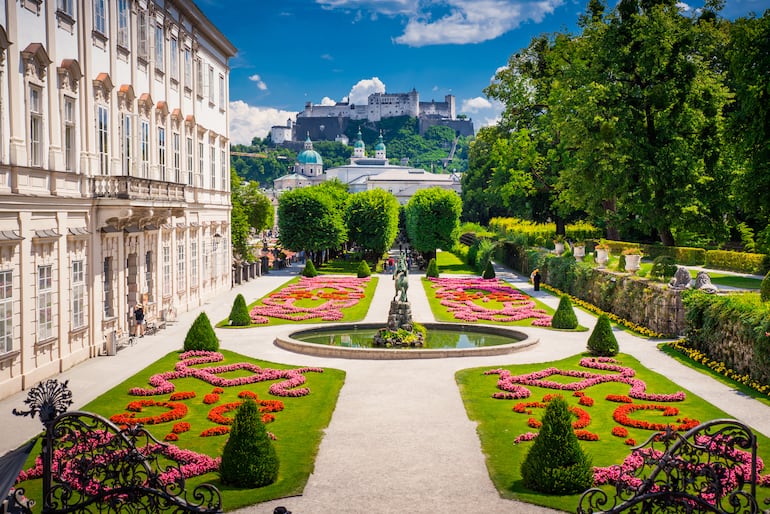 Palacio Mirabell y los jardines en verano, con el castillo de Salzburgo de fondo.