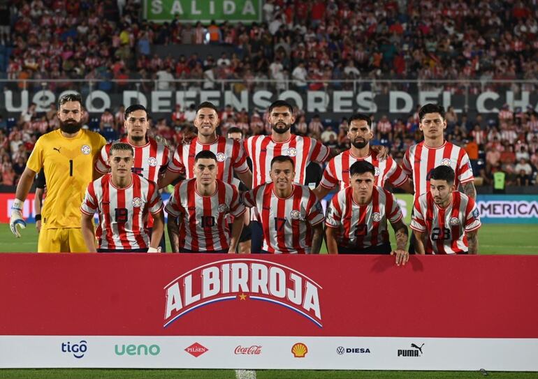 Los jugadores de la selección paraguaya posan para la fotografía previa al partido contra Bolivia por la cuarta fecha de las Eliminatorias Sudamericanas al Mundial 2026 en el estadio Defensores del Chaco, en Asunción.