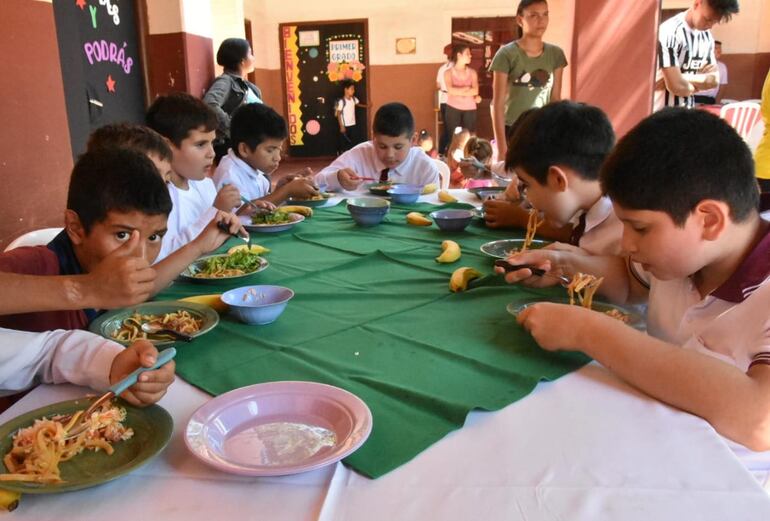 Unos 11 mil chicos desde hoy estiraran almorzando en sus escuelas en el Departamento de Misiones.