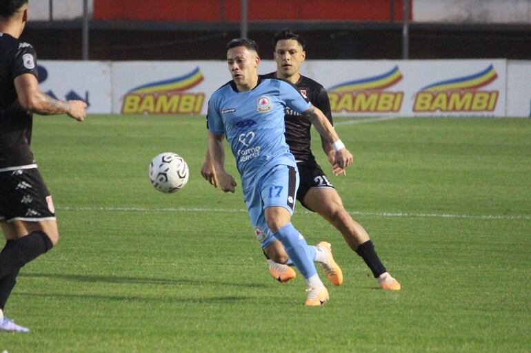 Milton Maciel disputa el balón con Wildo Alonso, en el estadio Ka'arendy.