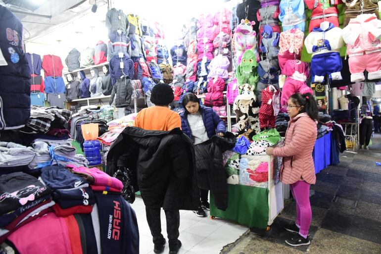 Prendas de todos los tamaños y precios ofrecen en la Feria permanente de los bolivianos en el Mercado 4.