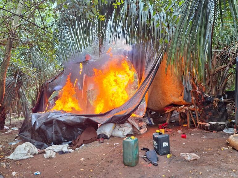 Además de la quema de las plantaciones, también se procedió a destruir unos campamentos.