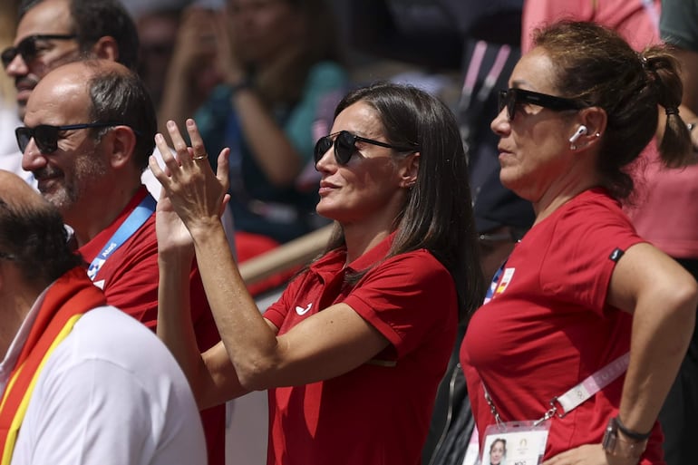 La reina Letizia anima al tenista español Carlos Alcaraz durante su partido de cuartos de final contra el estadounidense Tommy Paul en el marco de los Juegos Olímpicos París 2024. (EFE/ Juanjo Martín)
