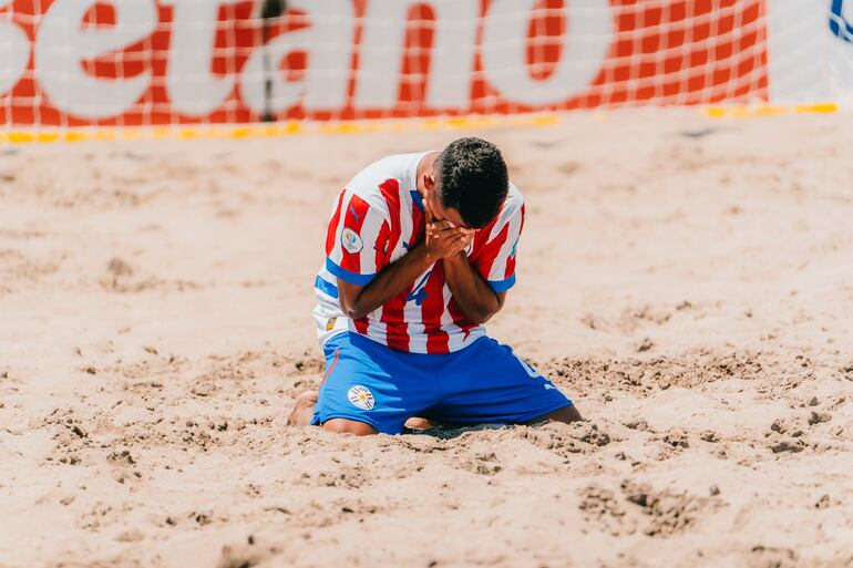 Los jugadores de la selección paraguaya festejan el triunfo ante Brasil por la cuarta fecha del Grupo B de la Copa América de Fútbol Playa Chile 2025 en el Arena Cavancha, en Iquique, Chile.