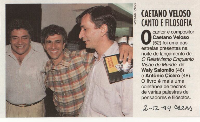 Antonio Cícero en primer plano, Caetano Veloso y Waly Salomao en un recorte de prensa de 1994