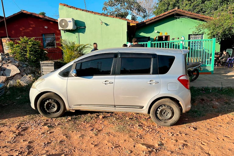 El auto de Carmelo  Benítez fue dejado por sus cómplices frente a la casa donde vivía en Limpio.