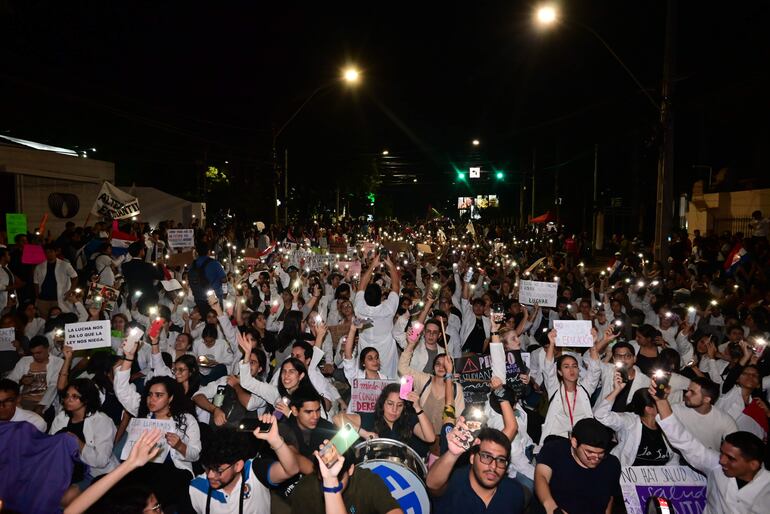 Más de 6.000 estudiantes de universidades públicas protestaron contra el Gobierno y en rechazo de la ley Hambre  Cero el 16 de abril, en inmediaciones de Mburuvicha Róga.