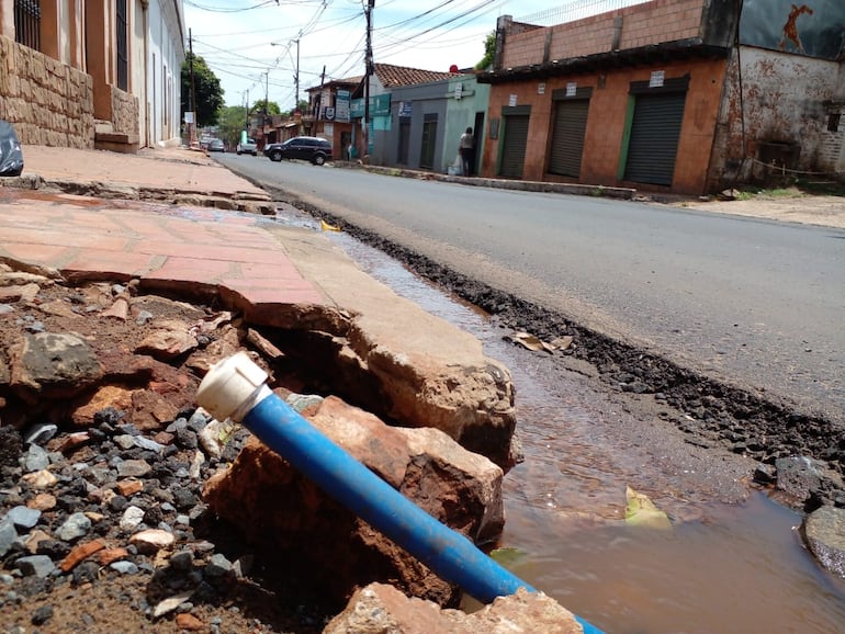 Pese a que la comuna fresó la calle Saturio Ríos, la Essap continúa con los trabajos.